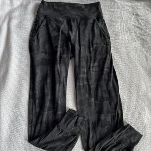 Lululemon Align camo pattern jogger leggings